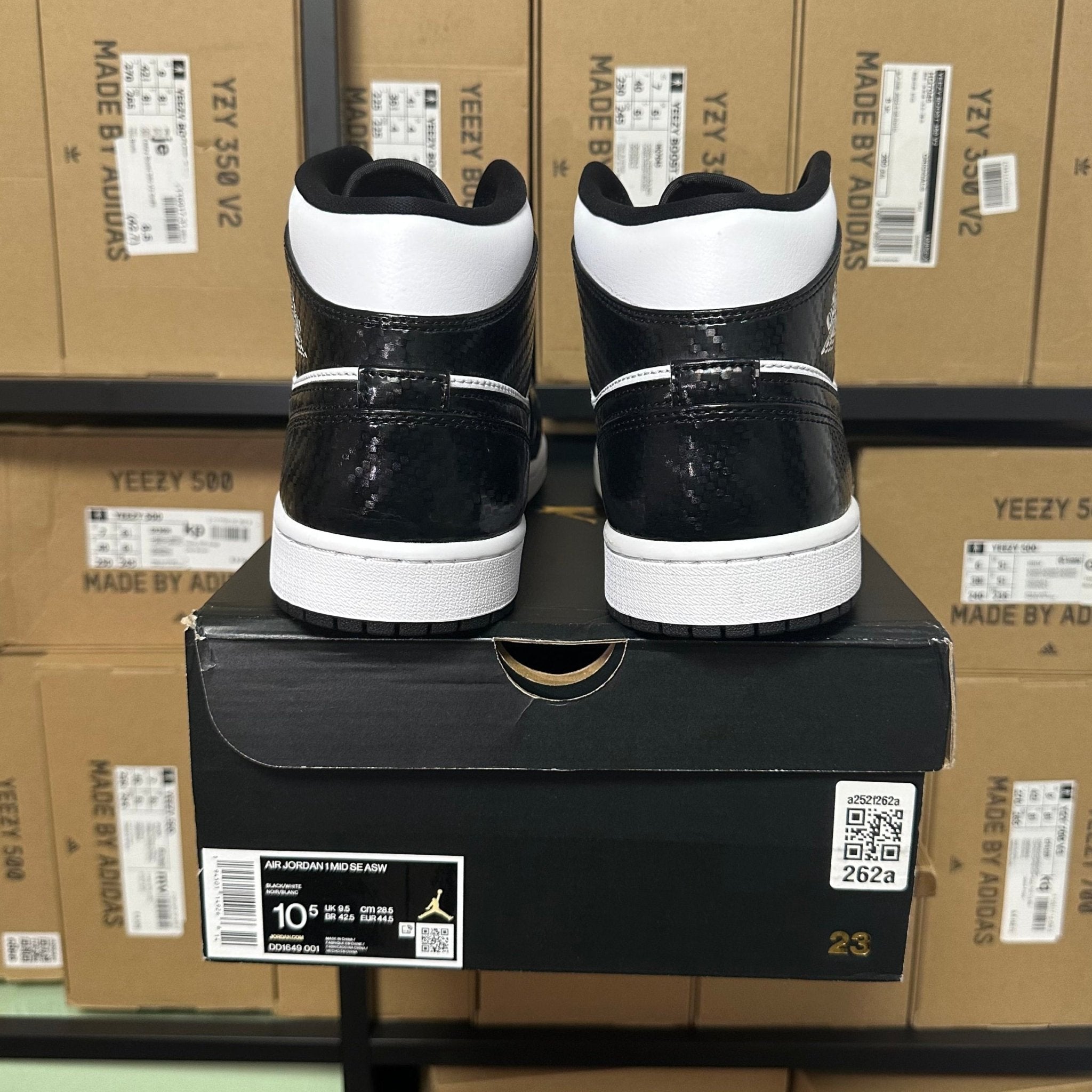 Jordan 1 Retro Mid Carbon Fiber - 44.5 - Bucharest Kicks